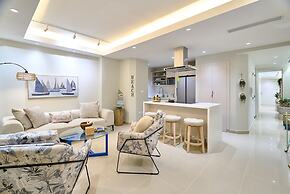 Marbella LUX Essence Beachfront Pool 11thfloor