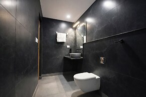 Fabhotel Celebrity Inn