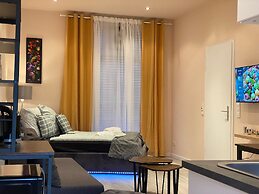 Apartment Sleeps 3 With Parking and Garden
