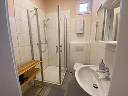 Apartment Sleeps 3 With Parking and Garden