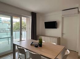 Seaside Flat With Spacious Balcony