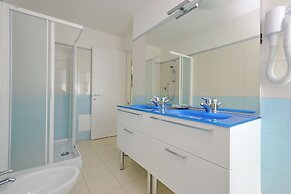 Beachside Flat With Spacious Balcony