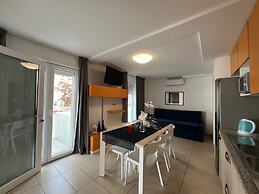 Beachside Flat With Spacious Balcony