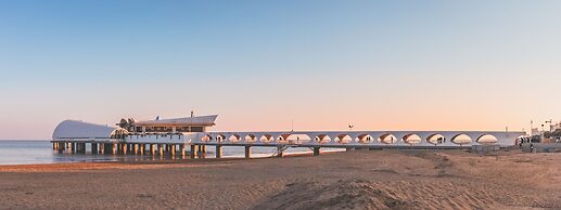 Bright Flat on the Beachfront