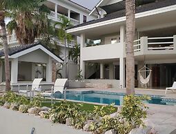 Romantic Waterfront Villa for 6