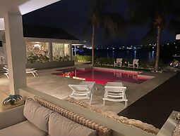 Romantic Waterfront Villa for 6