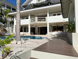Romantic Waterfront Villa for 6