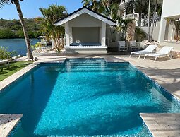 Romantic Waterfront Villa for 6