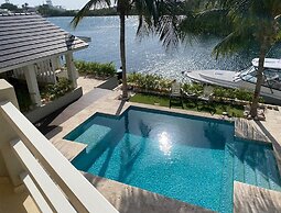 Romantic Waterfront Villa for 6
