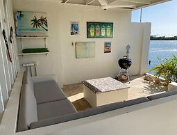 Romantic Waterfront Villa for 6
