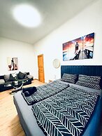 Spacious Private Room Near FAC Platz