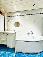Spacious Private Room Near FAC Platz