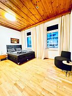 Spacious Private Room Near FAC Platz