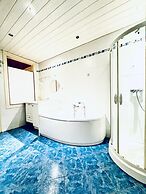 Spacious Private Room Near FAC Platz