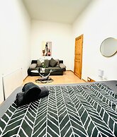 Spacious Private Room Near FAC Platz