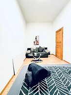 Spacious Private Room Near FAC Platz