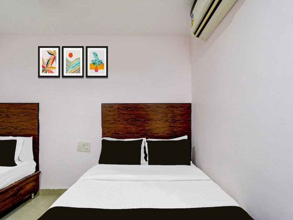 Deluxe Hotel Sri Varaahi inn