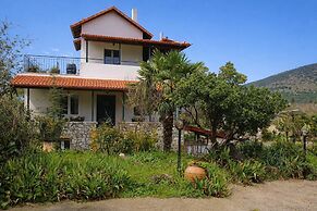 Quiet Two-level Mountain Villa Dorothy Polydrosos