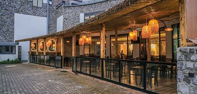AMIKUS HOTEL LTD