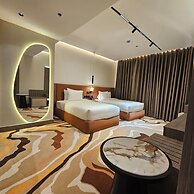 RICH LOBBY HOTEL HAIL
