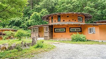 Mungyeong Between Mountains Pet Pension
