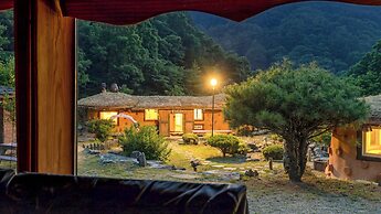 Mungyeong Between Mountains Pet Pension