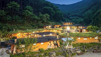 Mungyeong Between Mountains Pet Pension