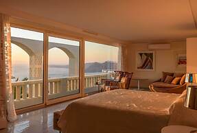 Santorini Gem
