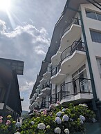 The Lakeside Stay