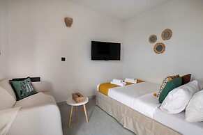 Oraya Chic Studio with Balcony in Athens