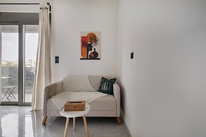 Oraya Chic Studio with Balcony in Athens