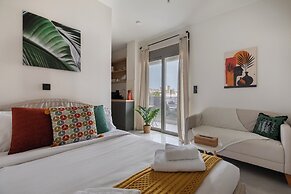 Oraya Chic Studio with Balcony in Athens