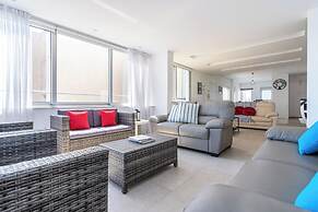 Panoramic 2-BR Apt & Balcony in Larnca