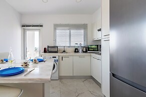 Panoramic 2-BR Apt & Balcony in Larnca