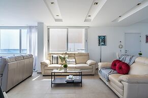 Panoramic 2-BR Apt & Balcony in Larnca