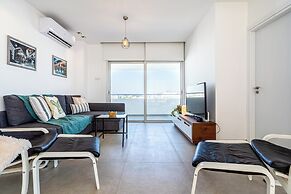 Panoramic 2-BR Apt & Balcony in Larnca