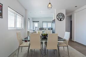 Panoramic 2-BR Apt & Balcony in Larnca