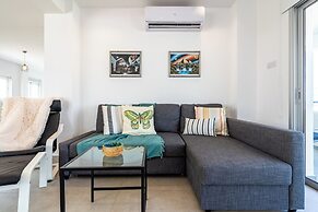 Panoramic 2-BR Apt & Balcony in Larnca