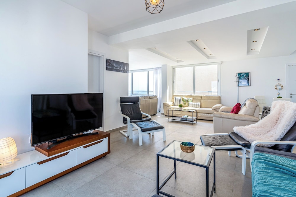 Panoramic 2-BR Apt & Balcony in Larnca
