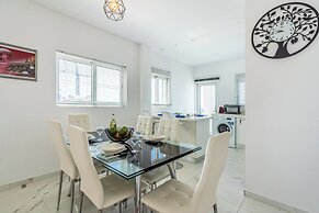 Panoramic 2-BR Apt & Balcony in Larnca