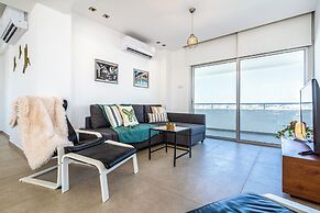 Panoramic 2-BR Apt & Balcony in Larnca