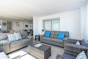 Panoramic 2-BR Apt & Balcony in Larnca