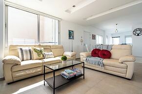 Panoramic 2-BR Apt & Balcony in Larnca