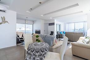 Panoramic 2-BR Apt & Balcony in Larnca