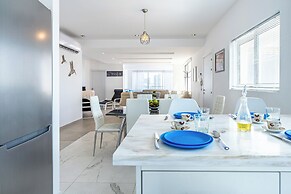 Panoramic 2-BR Apt & Balcony in Larnca