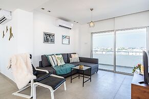 Panoramic 2-BR Apt & Balcony in Larnca
