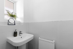 Stylish 3 Bedroom Home with Garden