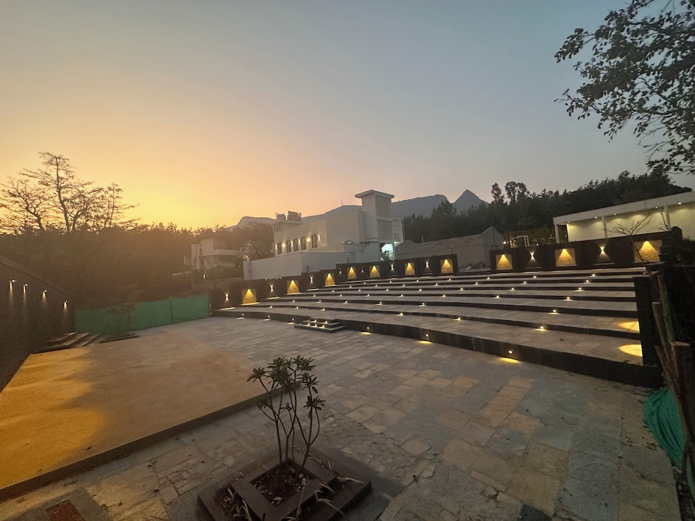 Bindiga Peak Resorts