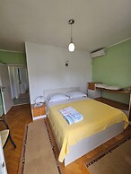 Oleander, Three-bedroom Apt in Trogir