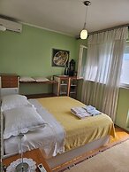 Oleander, Three-bedroom Apt in Trogir